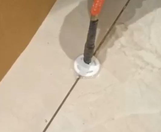 自贡瓷砖空鼓维修公司专业解答瓷砖在铺贴过程中，如果没有涂抹均匀到位的粘结材料（如水泥砂浆或瓷砖胶），可能会导致以下问题