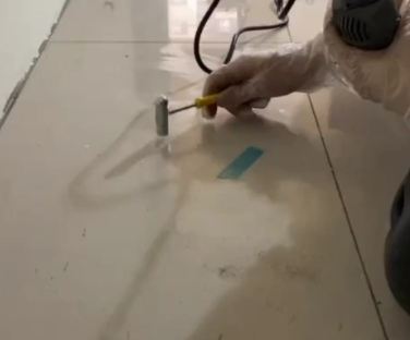 自贡瓷砖开裂维修公司专业分享瓷砖在铺贴前如果没有沥干水分，将会导致以下问题